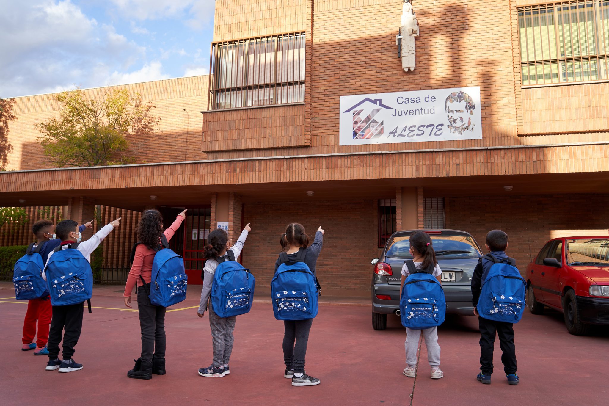 OBRA SOCIAL LA CAIXA ENTREGA MOCHILAS CON MATERIAL ESCOLAR